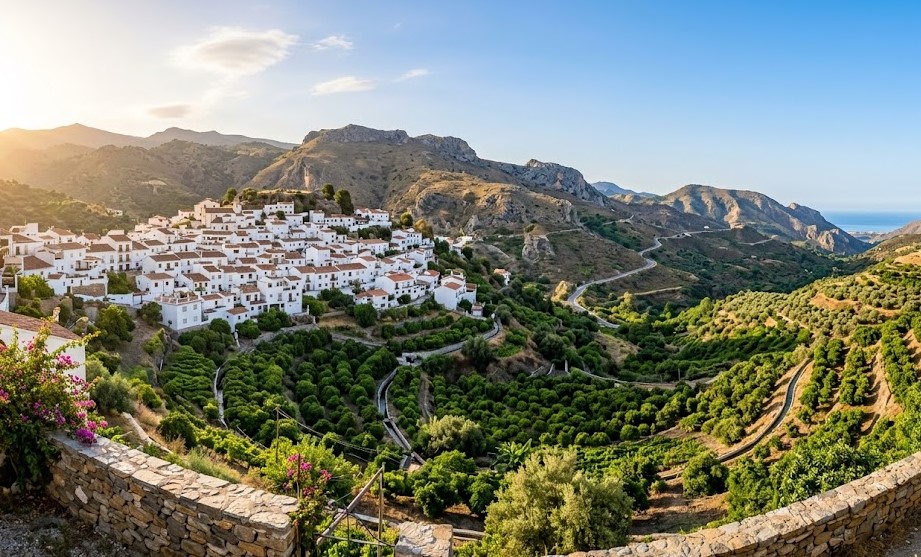Vista paisajística del pueblo de Ítrabo en Granada